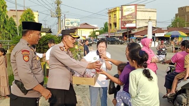 Polsek Kuantan Hilir dan Komunitas Tionghoa Bagikan Takjil Grati